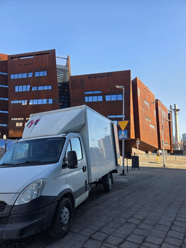 Auto przeprowadzkowe w Gdańsku na tle Europejskiego Centrum Solidarności